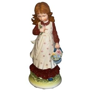 Holly Hobbie Statue